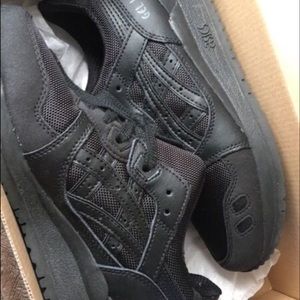 all black asics gel lyte 3
