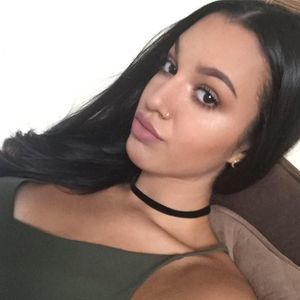 Meet your Posher, Larissa