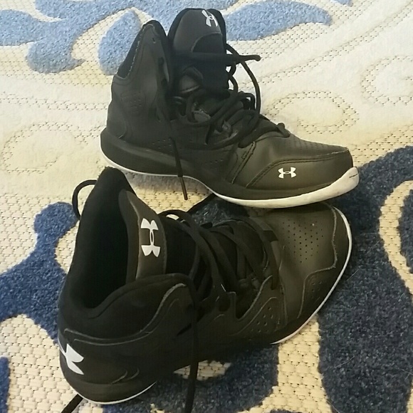 Basketball shoes