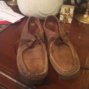 6 1/2 leather Clarks Wallabe