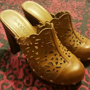 Slip on heels sz 7.5 cutout