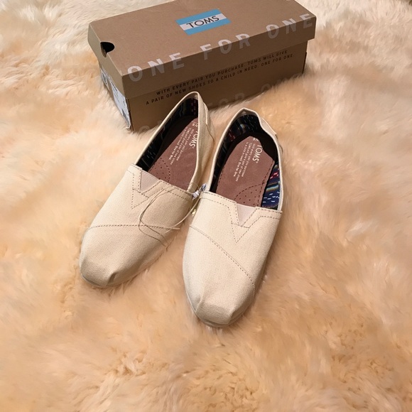 TOMS Shoes - 🎉Holiday SaleNWT Toms classic canvas shoe 6 & 7.5
