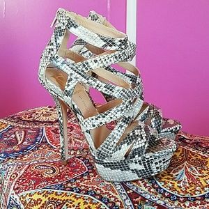🎉HP🎉 Vero cuoio snakeskin print strappy high heels