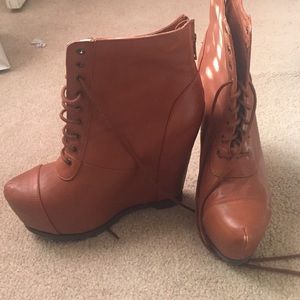 Steve Madden Platform Wedge Bootis