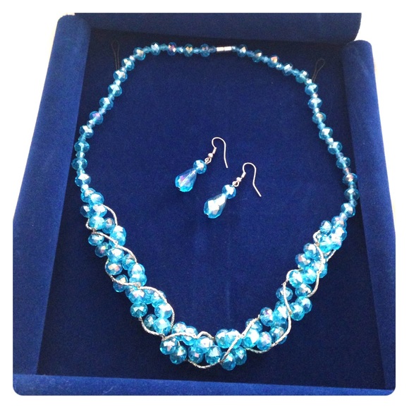 Sparkling earring and necklace set