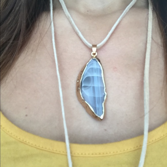 ❌SOLD❌Suede self tie choker with gold gilded agate - Picture 2 of 3