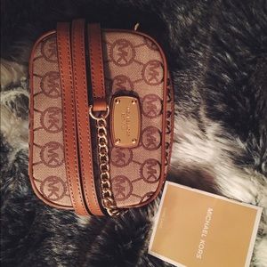 Baby Michael Crossbody! 🛍❤️ FREE ship 📦 NWOT 🌺