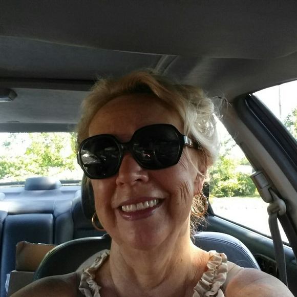 Meet your Posher, Lois