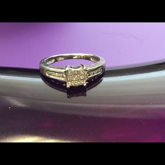 Like new! Diamond 14k white gold ring