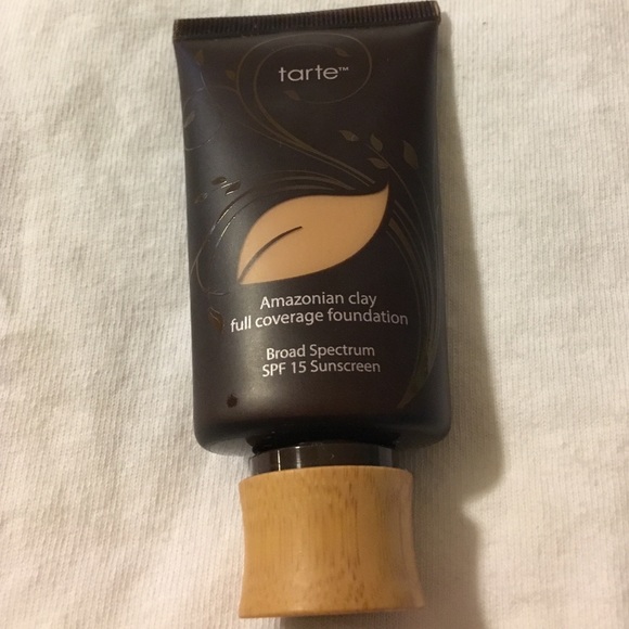 Tarte Amazonian clay foundation. Tan deep sand.