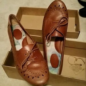 BORN dress shoes