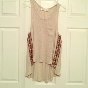 Flowy soft top with details on the side