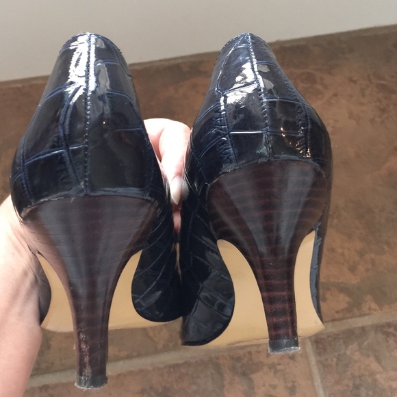 Bandolino navy heels - Picture 3 of 4