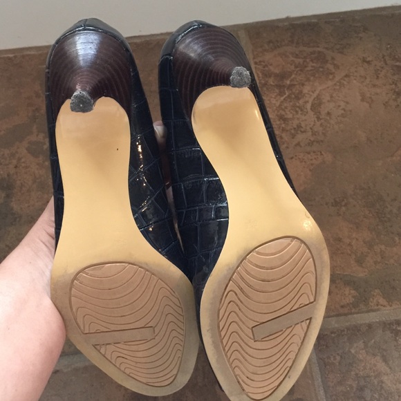 Bandolino navy heels - Picture 4 of 4