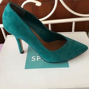 Style: "Pirkey" Pointy Suede Heels