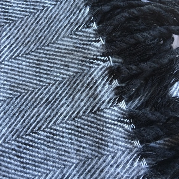 Patterned scarves - Picture 3 of 4