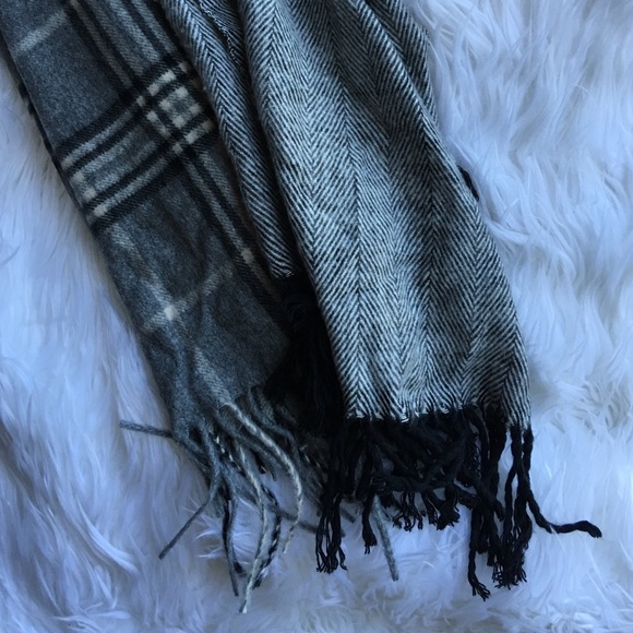 Patterned scarves - Picture 4 of 4