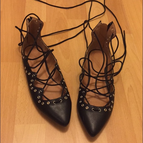 Very cute tie up flats 👄