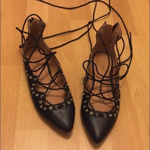 Very cute tie up flats 👄