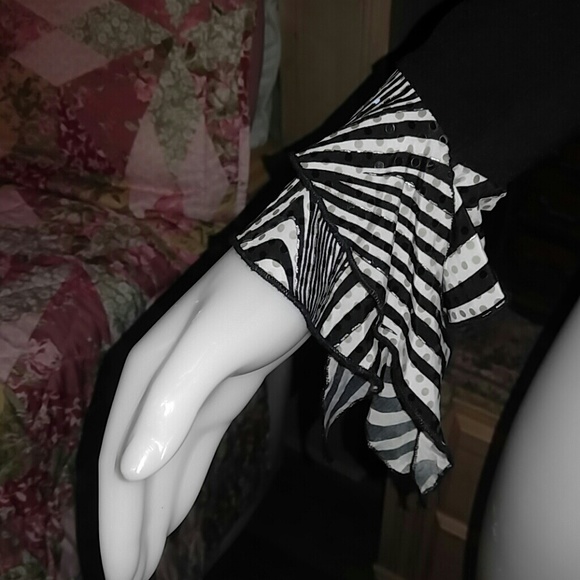 Black and White Top - Picture 3 of 4