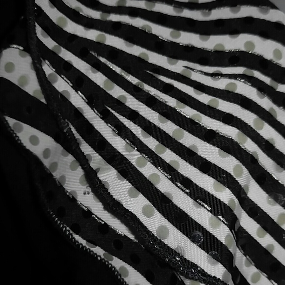 Black and White Top - Picture 4 of 4