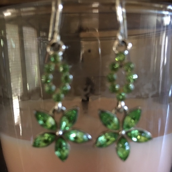 Green bling flower earrings💚