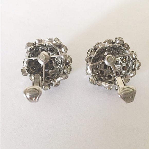 Reduced$ 1950s Rhinestone cluster Clip on earrings - Picture 3 of 4