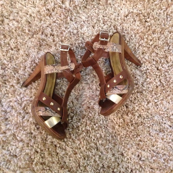 Studded, snakeskin brown leather pump