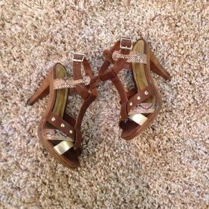 Studded, snakeskin brown leather pump