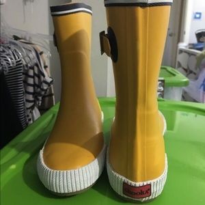 Size 7, yellow Chooka Rain Boots