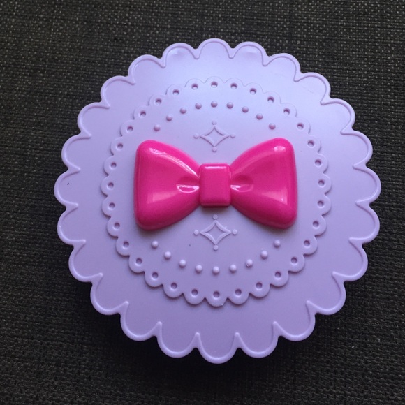 False eyelash case in purple