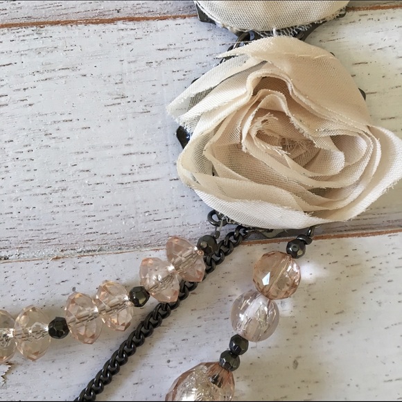 Off White Flower Necklace - Picture 2 of 2