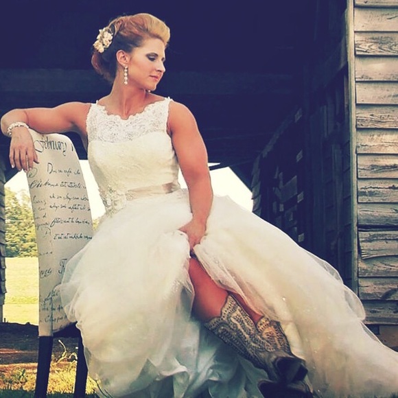 Stunning lace detail wedding gown - Picture 1 of 4