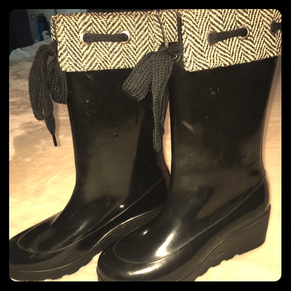 Chunk heel rain boot