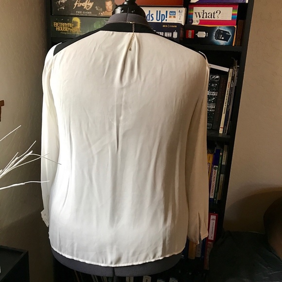 Vince Camuto Tops - White and Black Long Sleeve Vince Camuto Blouse Vince Camuto Tops - White and Black Long Sleeve Vince Camuto Blouse