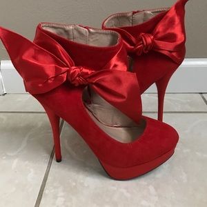 Red pumps with bow