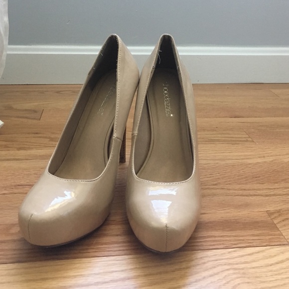 Nude shoedazzle pumps