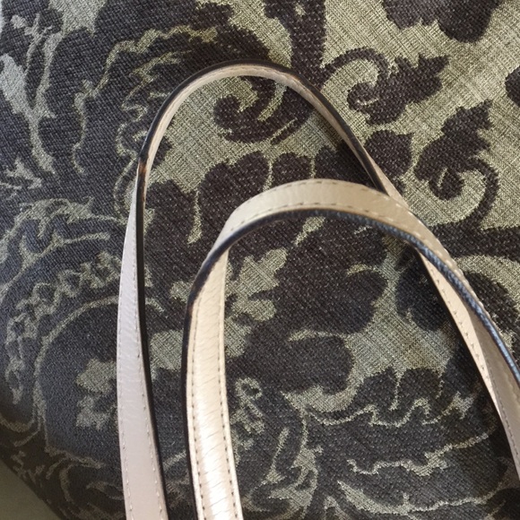 Pictures of strap and inside - Picture 1 of 4
