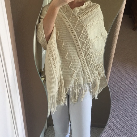 🍂🍁Embroidered Knit Fringe Poncho🍁🍂 - Picture 2 of 4