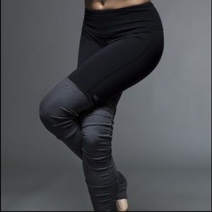 Alo goddess leggings. Purple and gray