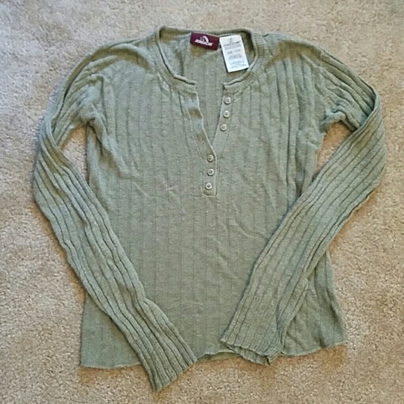 Light weight long sleeve green sweater