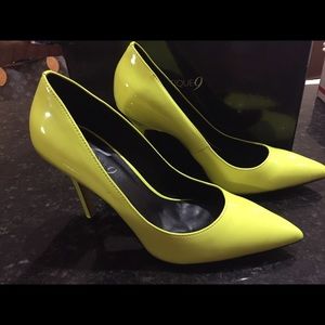 Neón yellow pumps