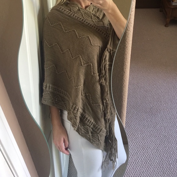 ❤️Embroidered Knit Fringe Poncho❤️ - Picture 2 of 4