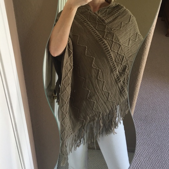 Boutique Sweaters - ❤️Embroidered Knit Fringe Poncho❤️