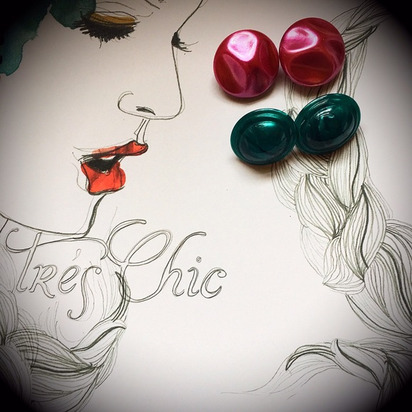 Vintage Clip On Earrings - Picture 2 of 3