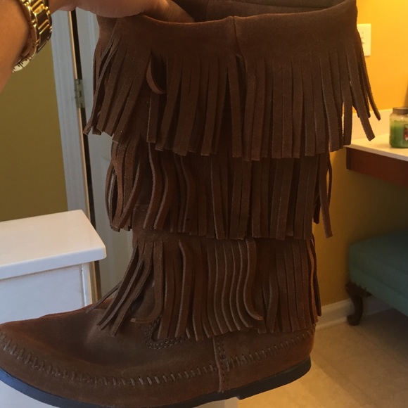 Women's Minnetonka sz 9 fringe boots.