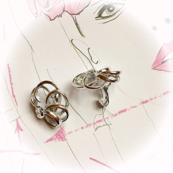 Vintage Clip On Earrings - Picture 3 of 4
