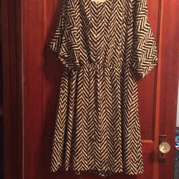 Cut sleeve black and white dress