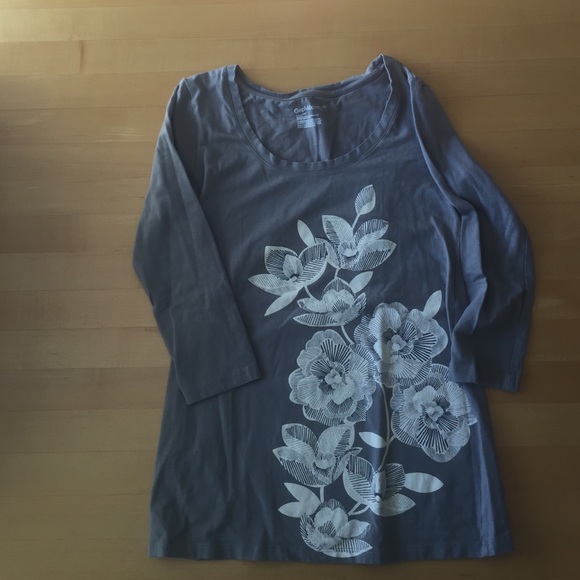 Super cute grey top with cream flowers