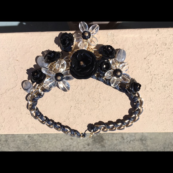 Flower statement necklaces - Picture 3 of 3